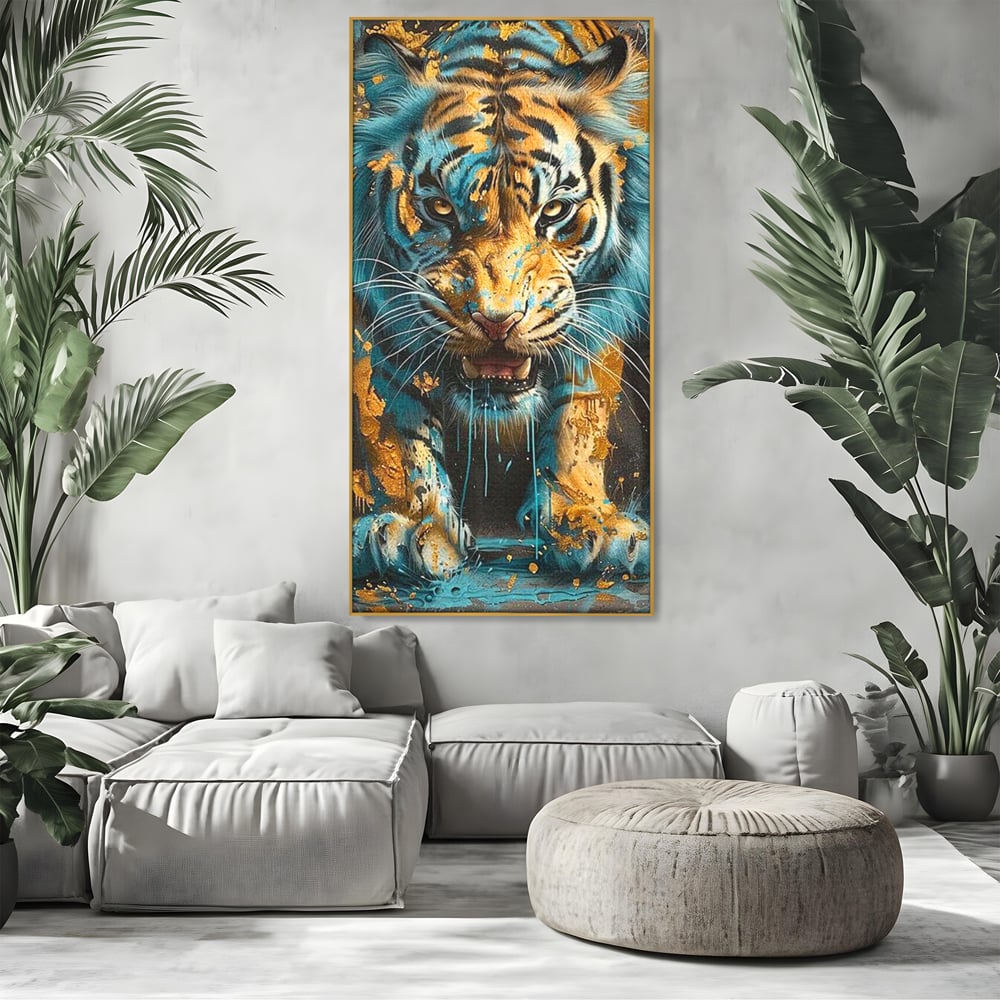 Tablou canvas cu tablou canvas cu tigru furios, in rama de aluminiu auriu, pe perete intr-un living